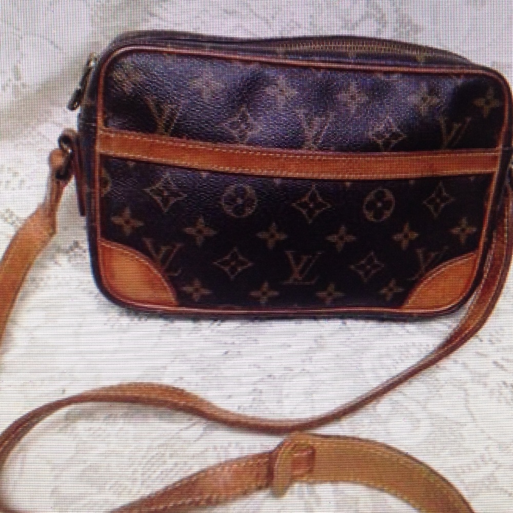 Authentic, Louis Vuitton Mono Leather Trocadero - Picture 3 of 8